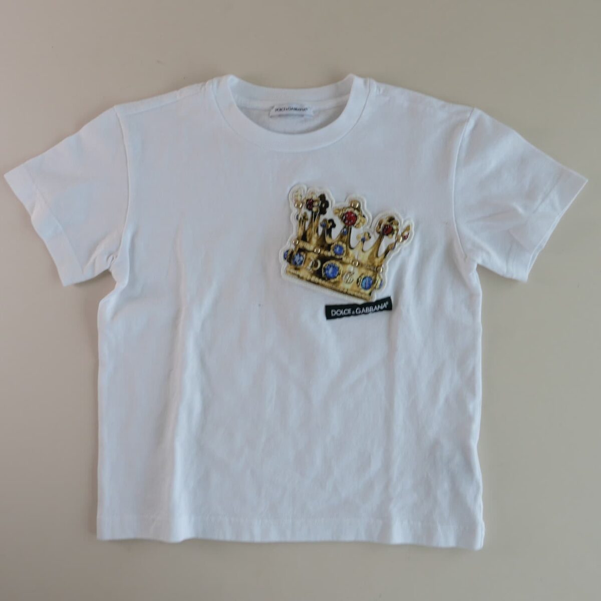 PLAYERA BLANCA CON PARCHE DE CORONA