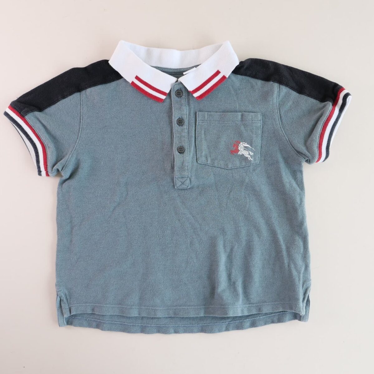 POLO GRIS – HOMBROS NEGROS