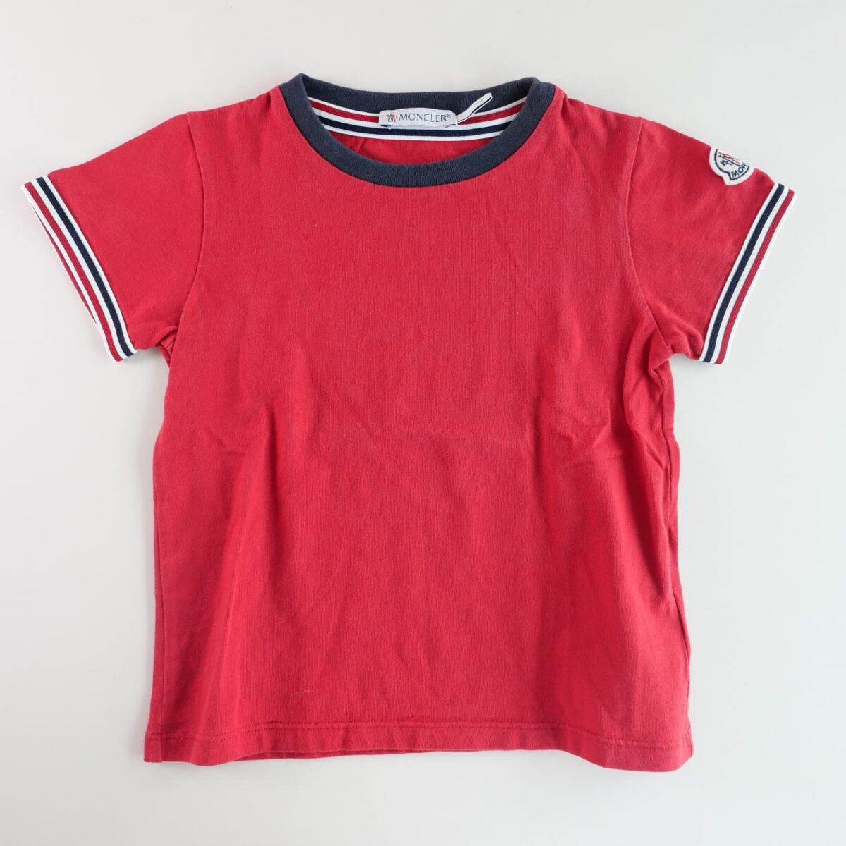 PLAYERA ROJA BORDE CUELLO AZUL