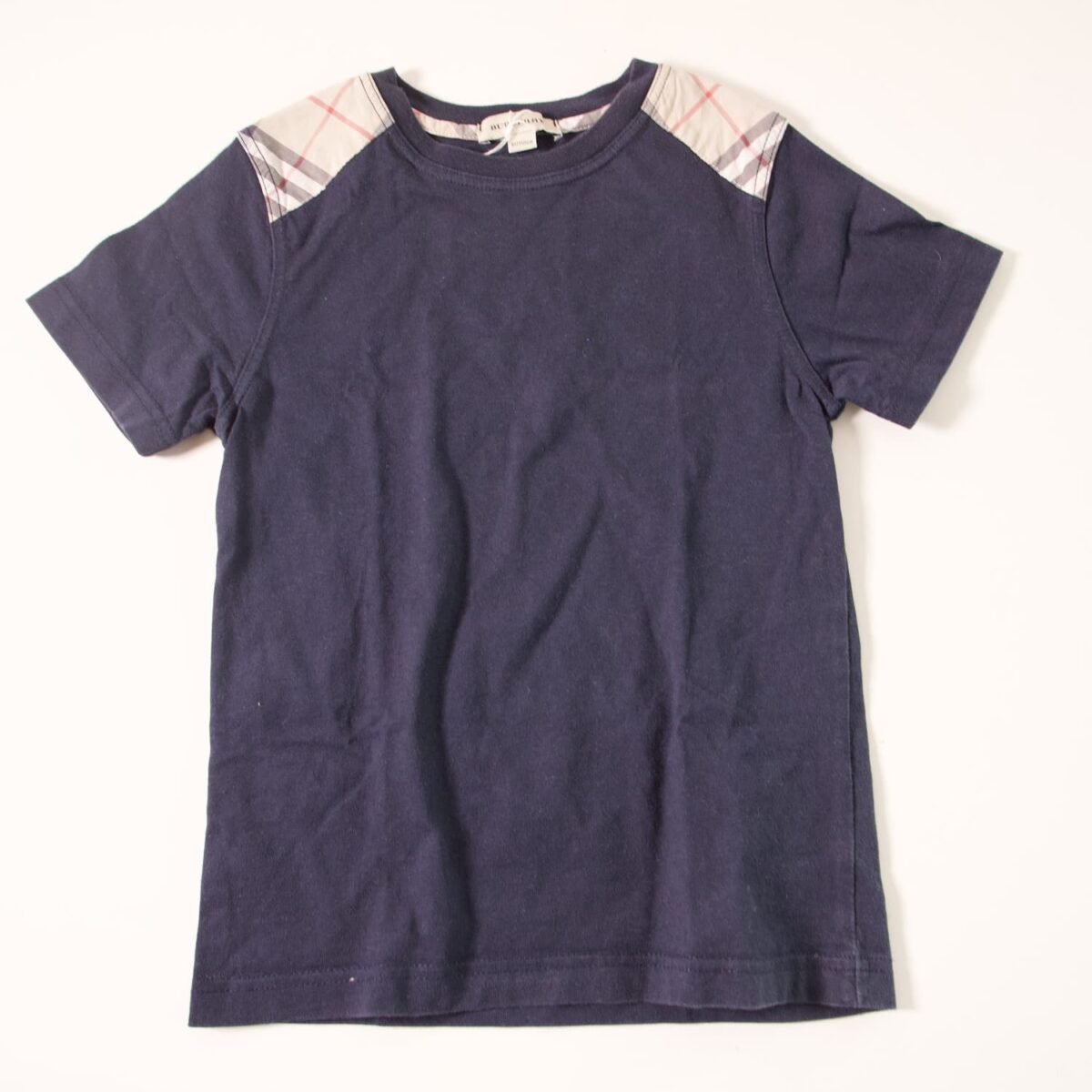 PLAYERA AZUL MARINO CON CHECKPRINT EN HOMBROS