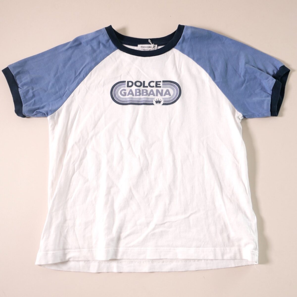 PLAYERA BLANCA MANGAS AZULES