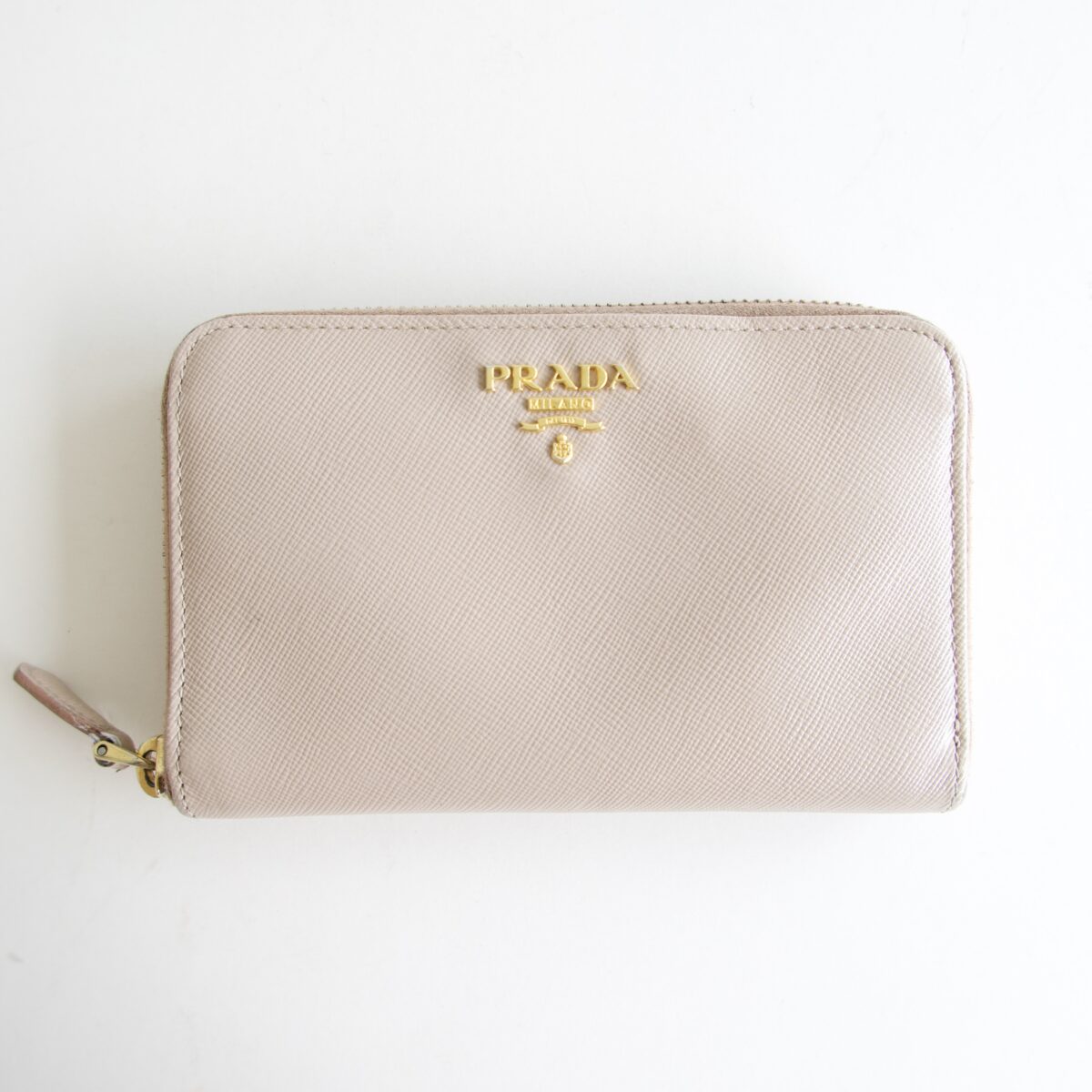 CARTERA BEIGE CON PLACA DORADA LOGO