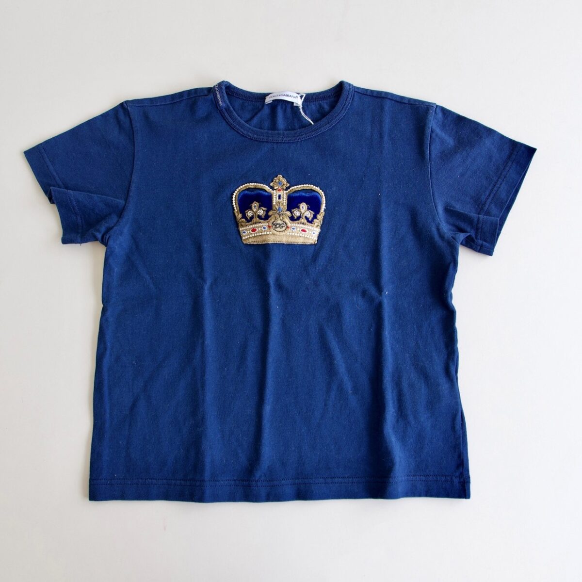 PLAYERA AZUL CON PARCHE CORONA