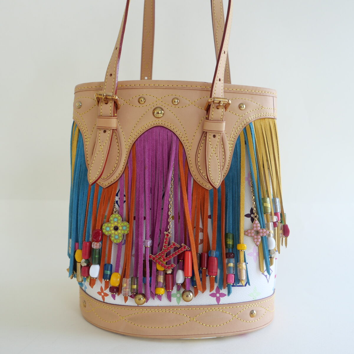 Bucket bag de flecos.